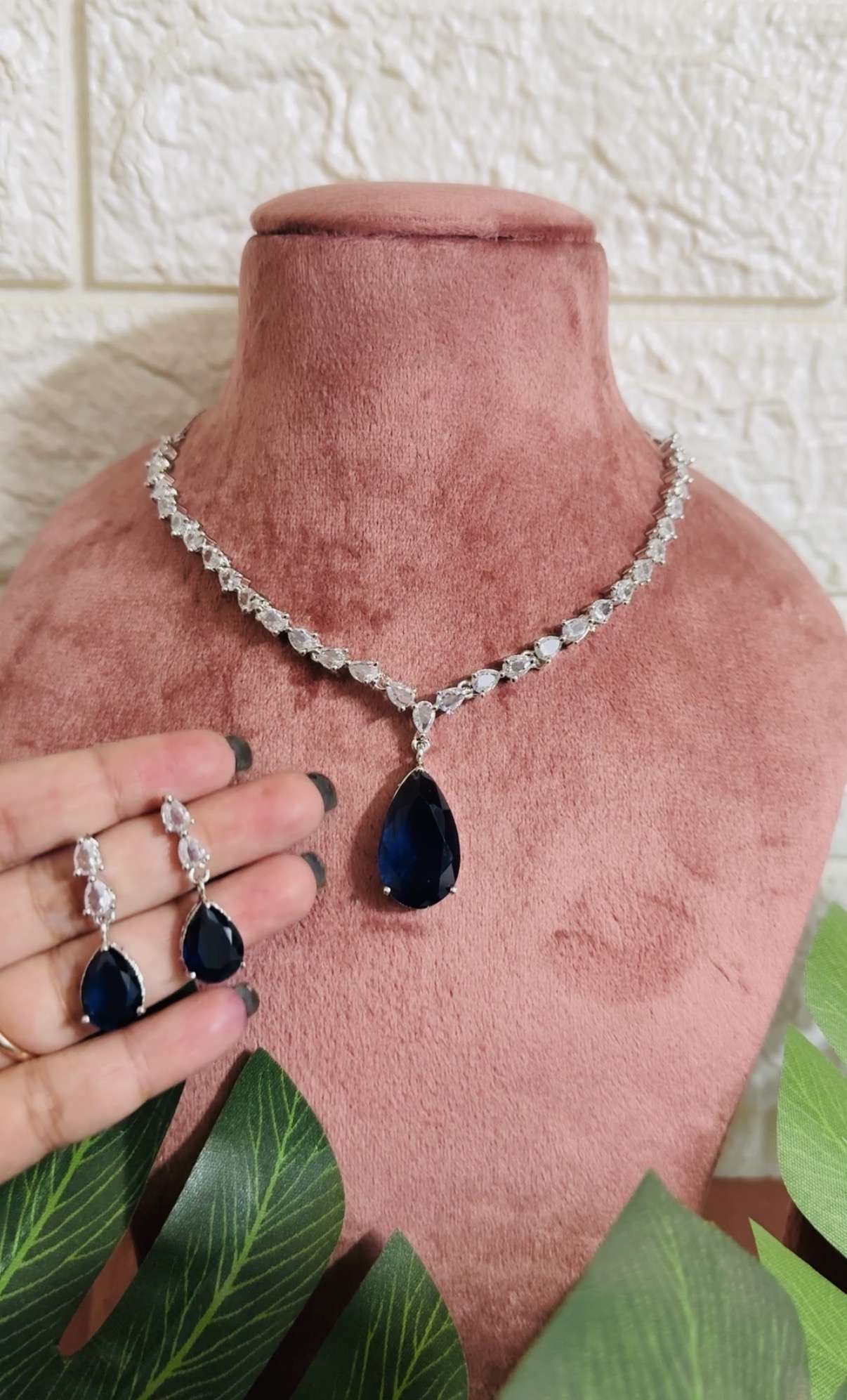 mehroonisa white ad set