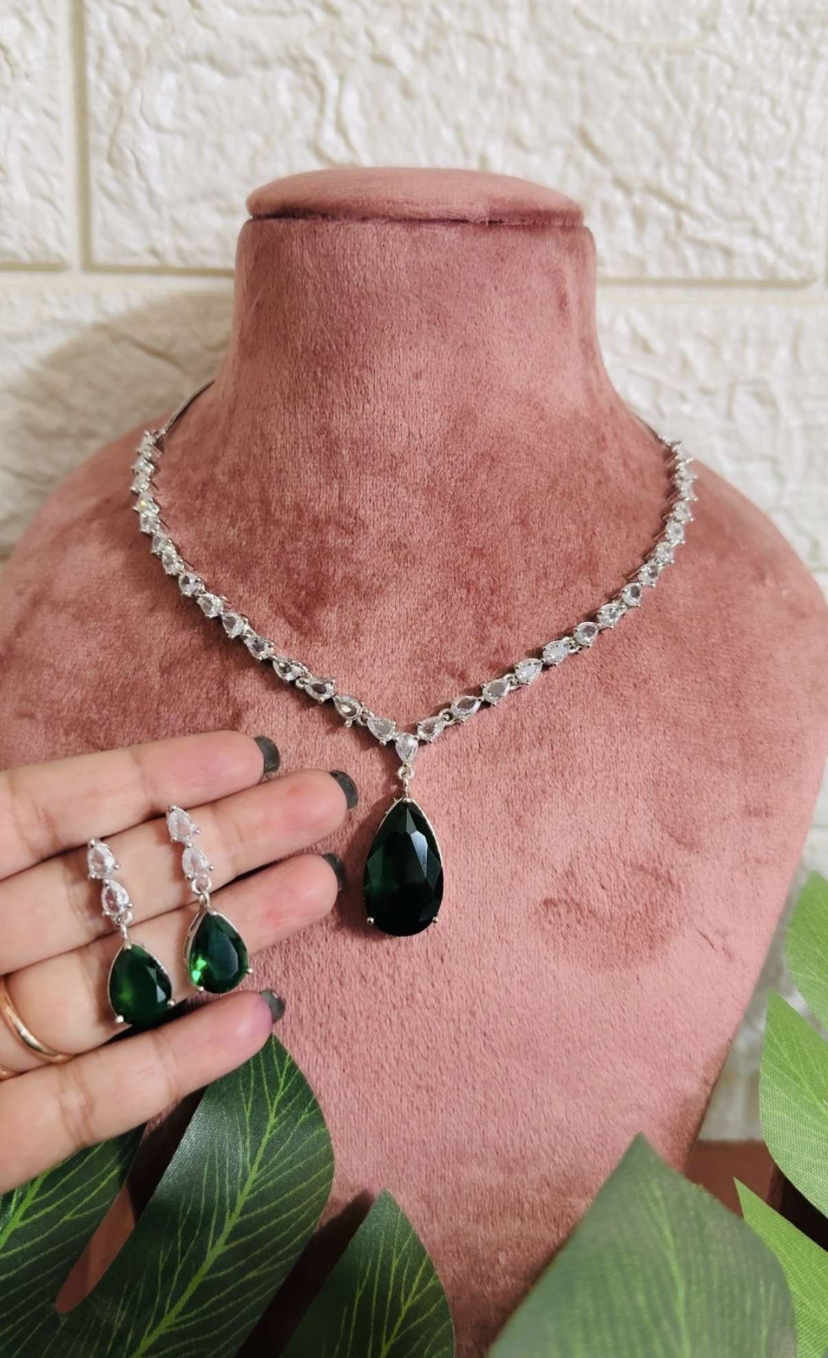 mehroonisa white ad set